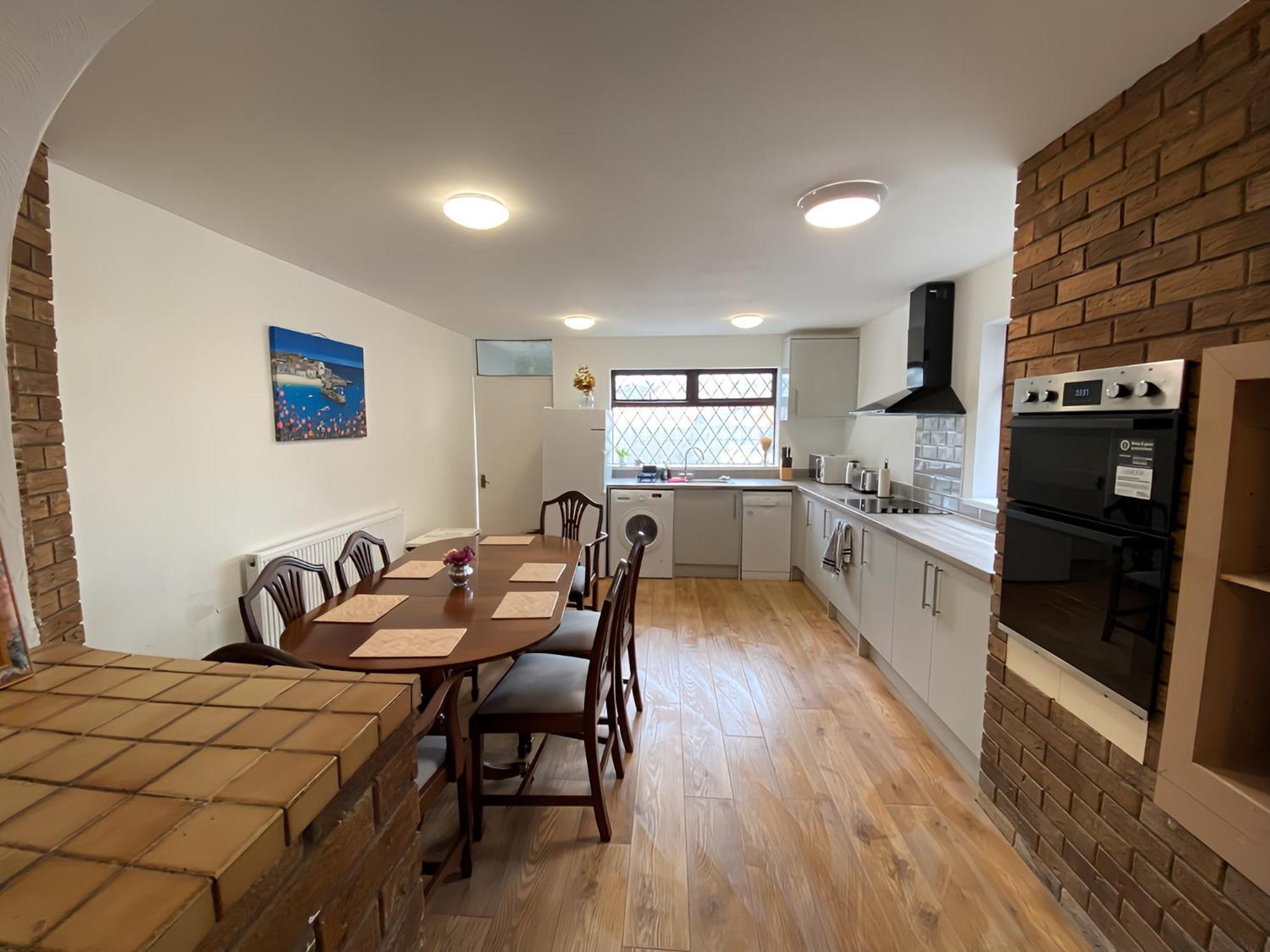 4-Bedroom Home - Perfect For Those Working In Bridgend - By Tailored Accommodation Εξωτερικό φωτογραφία